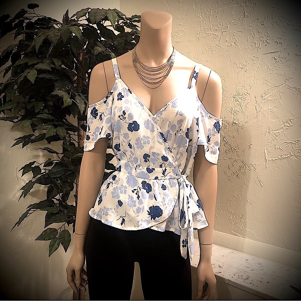 🌷𝑯𝒐𝒔𝒕 𝑷𝒊𝒄𝒌!🌷🫶🏼NWT Sienna Sky Cold Shoulder Lightweight Blouse~Size S